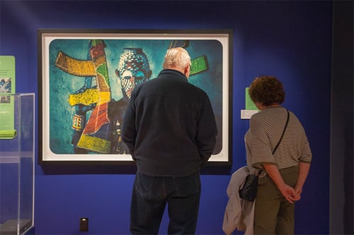 Couple admiring photo in MiG exhibit 600400